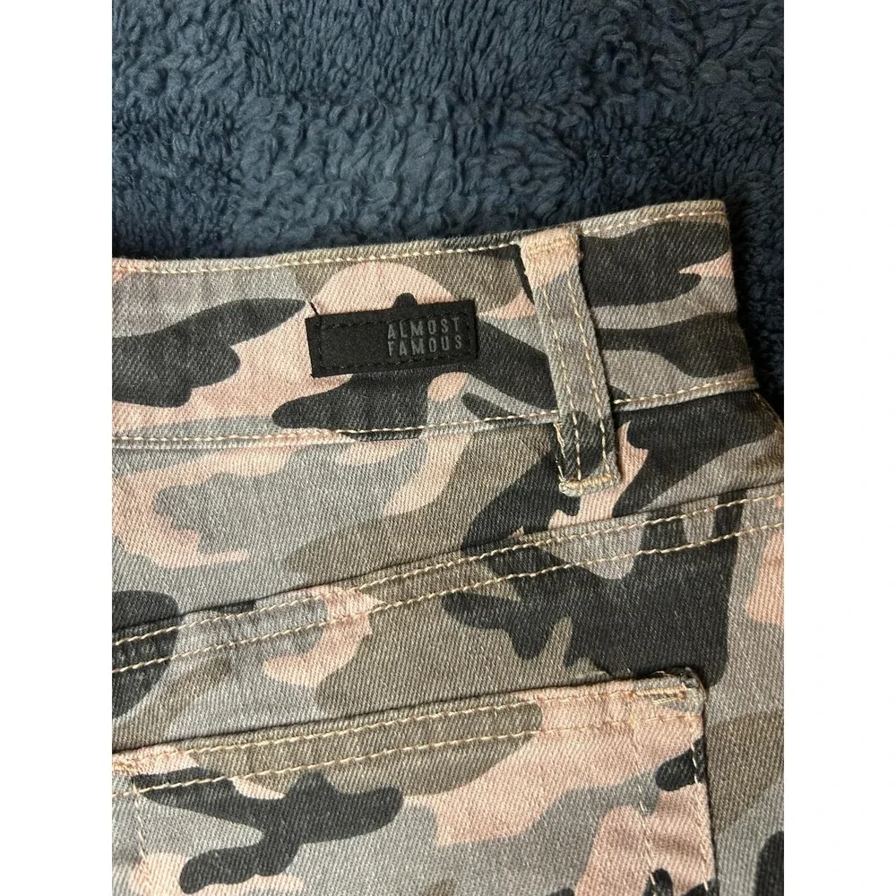 Almost Famous Shorts Women Size 5 Camo Super High Rise Frayed Hem 5‎ Pockets